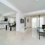 Apartament Spacious Modern One Bedroom With Garden & Seaview