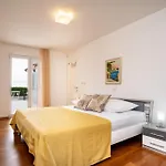 Spacious Modern One Bedroom With Garden & Seaview