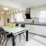 Spacious Modern One Bedroom With Garden & Seaview Apartament Rab Town
