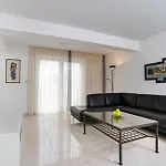 Apartament Spacious Modern One Bedroom With Garden & Seaview