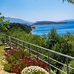 Spacious Modern One Bedroom With Garden & Seaview Apartament