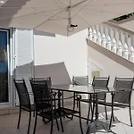 Spacious Modern One Bedroom With Garden & Seaview *