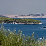Apartament Spacious Modern One Bedroom With Garden & Seaview