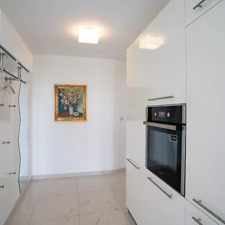 Spacious Modern One Bedroom With Garden & Seaview شقة *