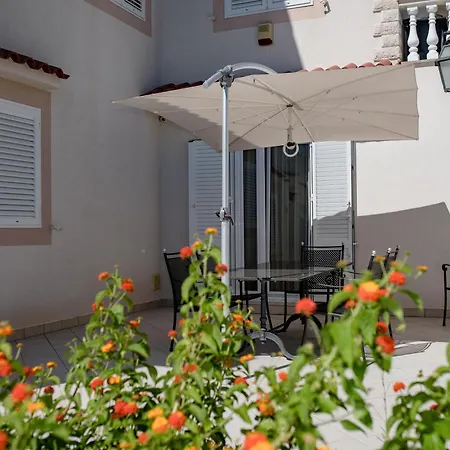 Spacious Modern One Bedroom With Garden & Seaview Apartament *