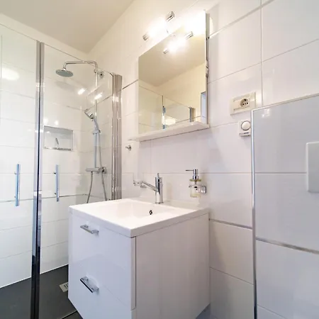 Apartment Spacious Modern One Bedroom With Garden & Seaview Rab Town