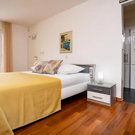 Spacious Modern One Bedroom With Garden & Seaview * Rab Town