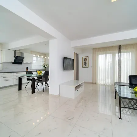 Apartment Spacious Modern One Bedroom With Garden & Seaview