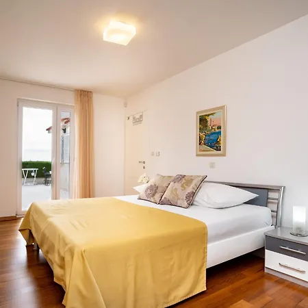 Spacious Modern One Bedroom With Garden & Seaview