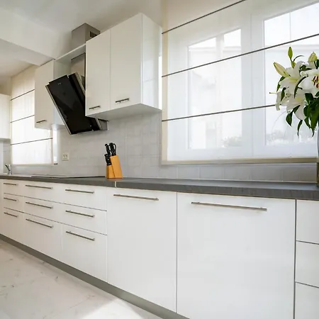 Apartment Spacious Modern One Bedroom With Garden & Seaview *