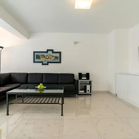 Apartment Spacious Modern One Bedroom With Garden & Seaview