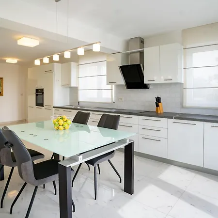 Spacious Modern One Bedroom With Garden & Seaview Apartman Rab Town