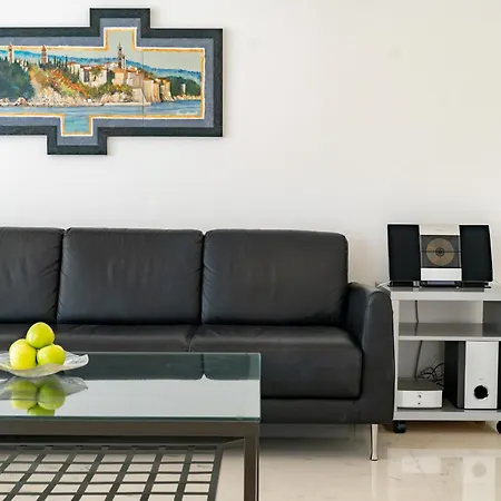 Spacious Modern One Bedroom With Garden & Seaview Apartment