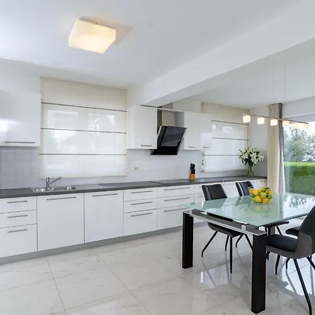 Appartement Spacious Modern One Bedroom With Garden & Seaview Rab Town