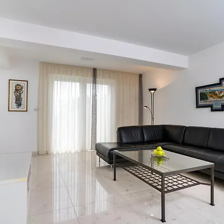 Apartment Spacious Modern One Bedroom With Garden & Seaview