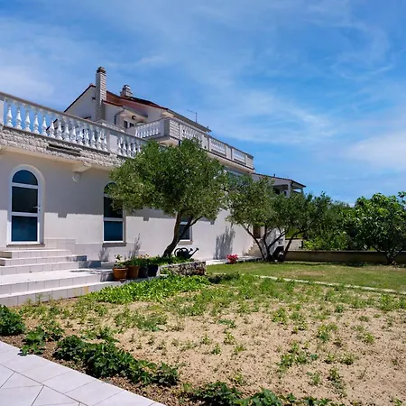 Spacious Modern One Bedroom With Garden & Seaview