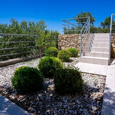 Apartment Spacious Modern One Bedroom With Garden & Seaview