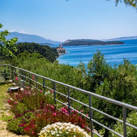 Spacious Modern One Bedroom With Garden & Seaview Apartman