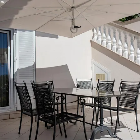 Spacious Modern One Bedroom With Garden & Seaview *