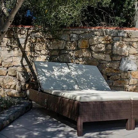 Spacious Modern One Bedroom With Garden & Seaview