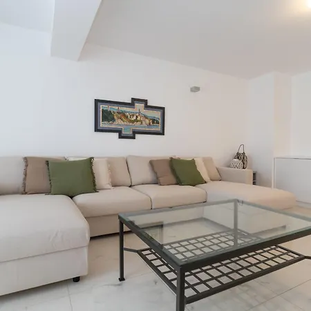 Spacious Modern One Bedroom With Garden & Seaview Appartement
