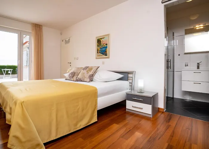 Spacious Modern One Bedroom With Garden & Seaview * Rab Town