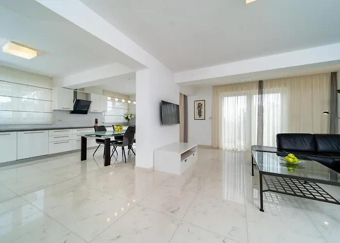 아파트 Spacious Modern One Bedroom With Garden & Seaview