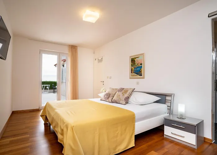 Spacious Modern One Bedroom With Garden & Seaview