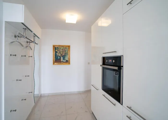 Spacious Modern One Bedroom With Garden & Seaview 아파트 *