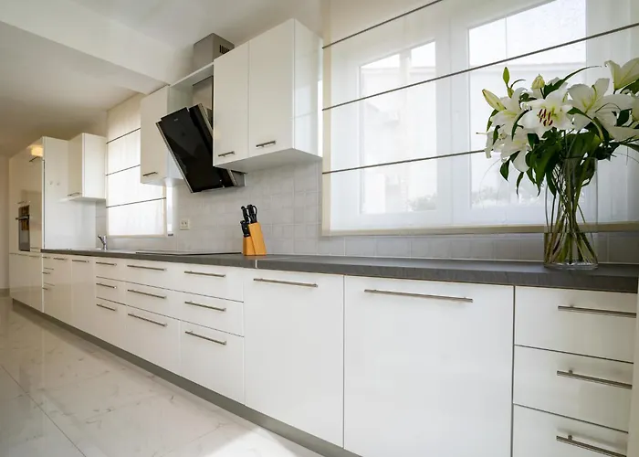 아파트 Spacious Modern One Bedroom With Garden & Seaview *