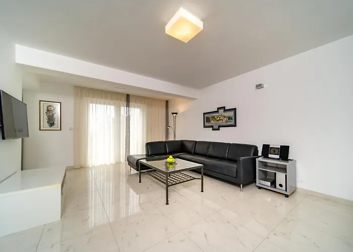아파트 Spacious Modern One Bedroom With Garden & Seaview 라브