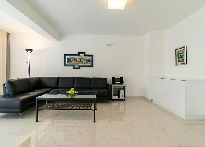 아파트 Spacious Modern One Bedroom With Garden & Seaview