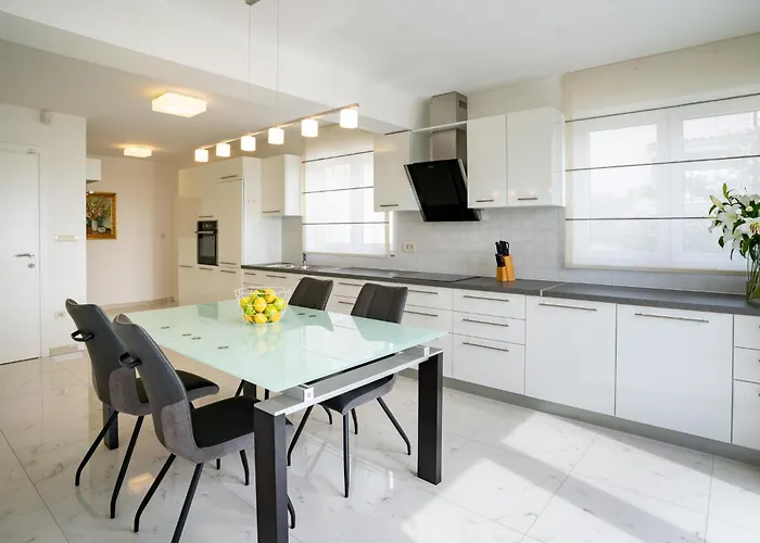 Spacious Modern One Bedroom With Garden & Seaview 아파트 라브