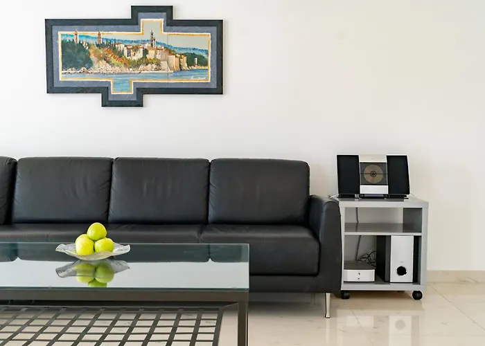 Spacious Modern One Bedroom With Garden & Seaview 아파트