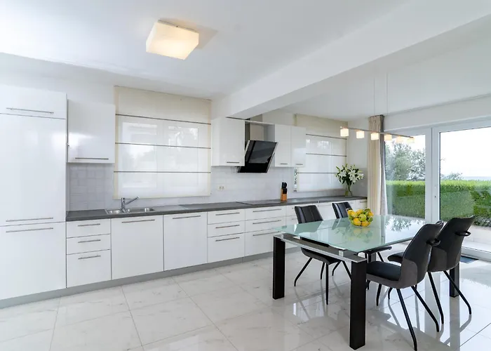 아파트 Spacious Modern One Bedroom With Garden & Seaview 라브