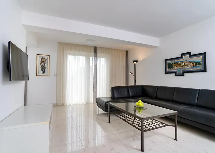 아파트 Spacious Modern One Bedroom With Garden & Seaview