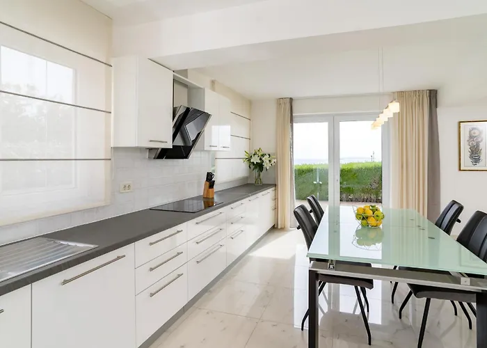 아파트 Spacious Modern One Bedroom With Garden & Seaview 라브