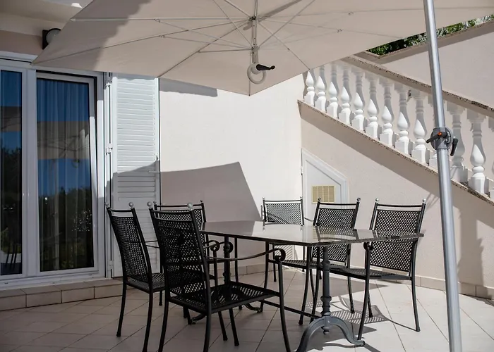 Spacious Modern One Bedroom With Garden & Seaview *