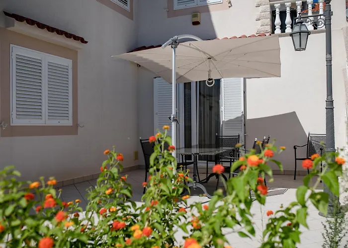 Spacious Modern One Bedroom With Garden & Seaview 아파트 *