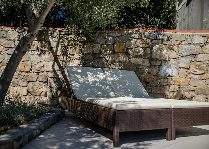 Spacious Modern One Bedroom With Garden & Seaview