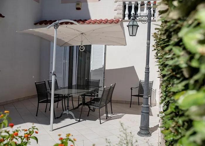 Spacious Modern One Bedroom With Garden & Seaview 라브